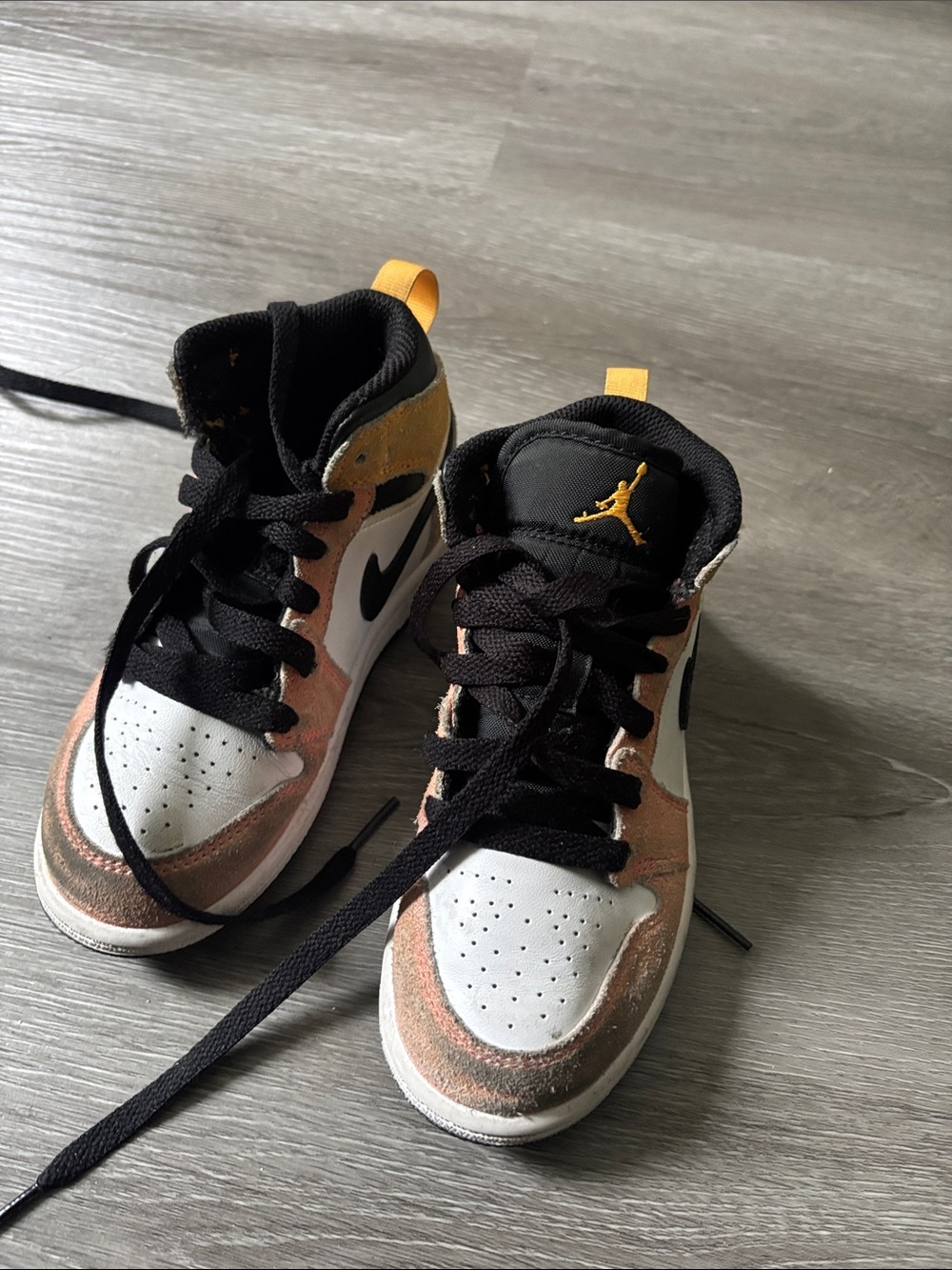 Nike Kids Mid-Top Sneakers in White, Black & peach size 11c